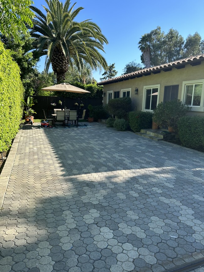 Photo - 19617 Oxnard St