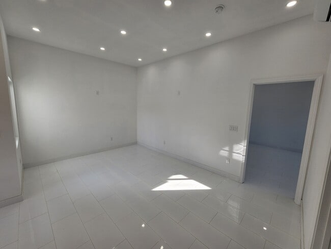 Photo - 10343 Penrose St