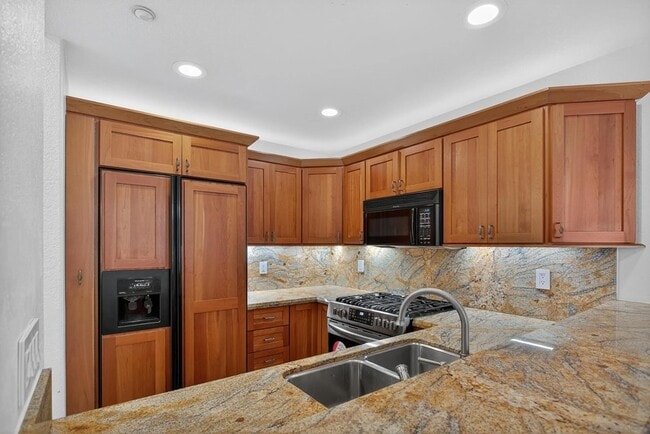 Building Photo - 3620 Third Ave Unit 102