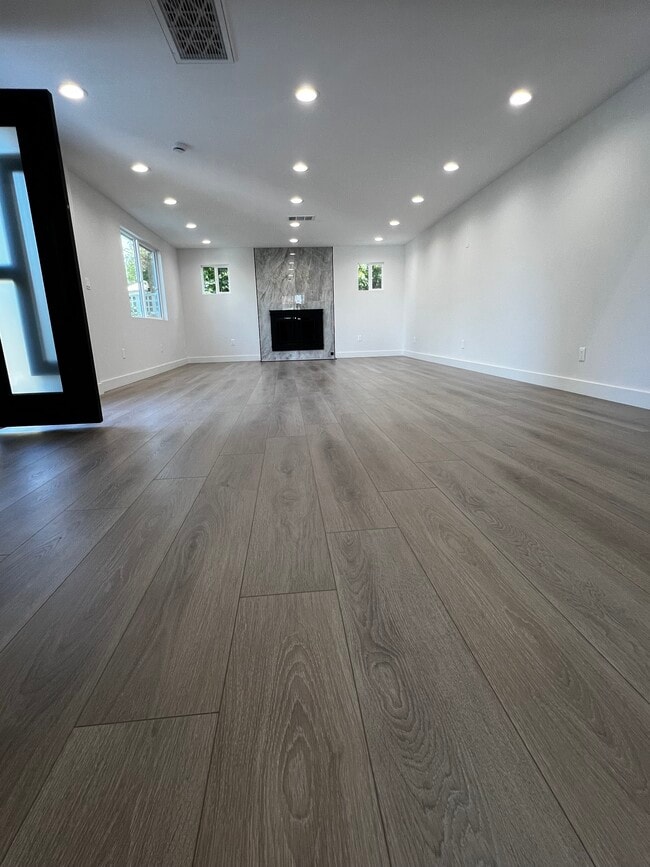 Photo - 14939 Tuba St