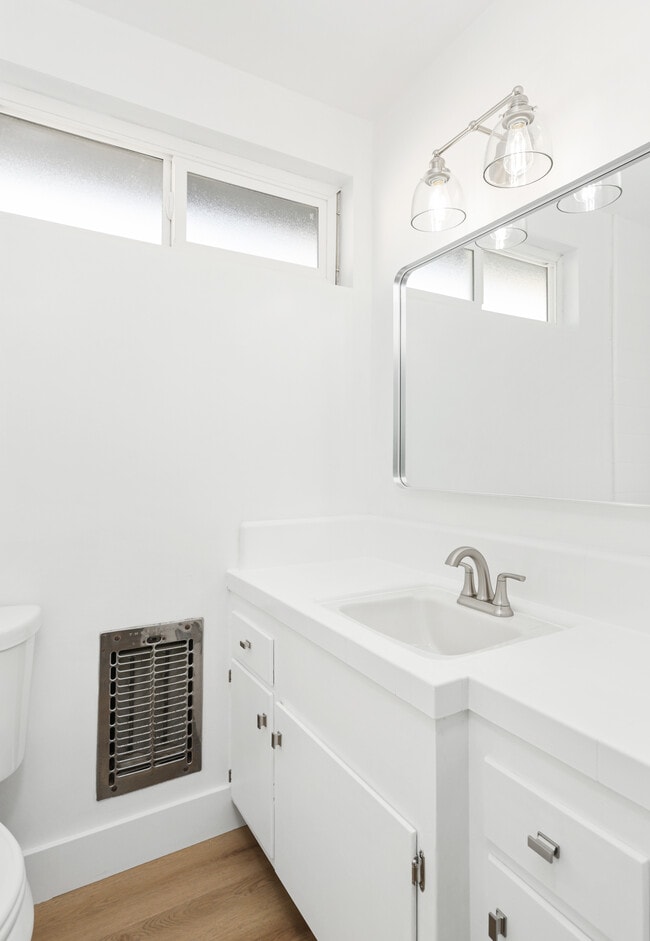 Bathroom 1 - 3216 Manhattan Ave Unit 3