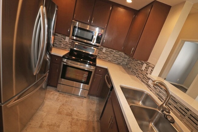 Building Photo - Mission Valley condo (River Colony) with balcony!  Central heat/ air. Gated garage parking. Pool/...