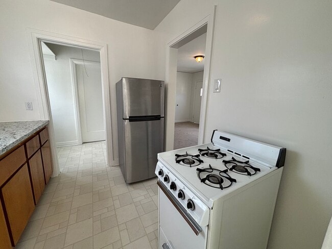Photo - 2809-2821.5-28215 Rowena Ave Unit 2815