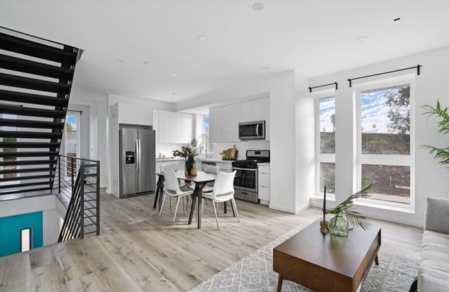 Building Photo - 837 N Kingsley Dr Unit #837 1/2