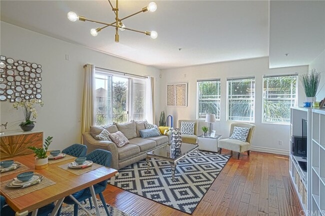 Building Photo - 917 S New Hampshire Ave Unit 315