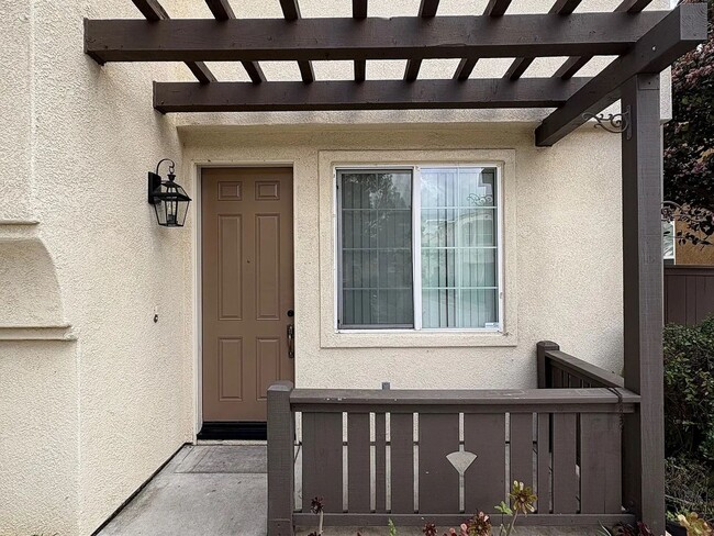 Building Photo - Newer 4bed 2.5 bath House