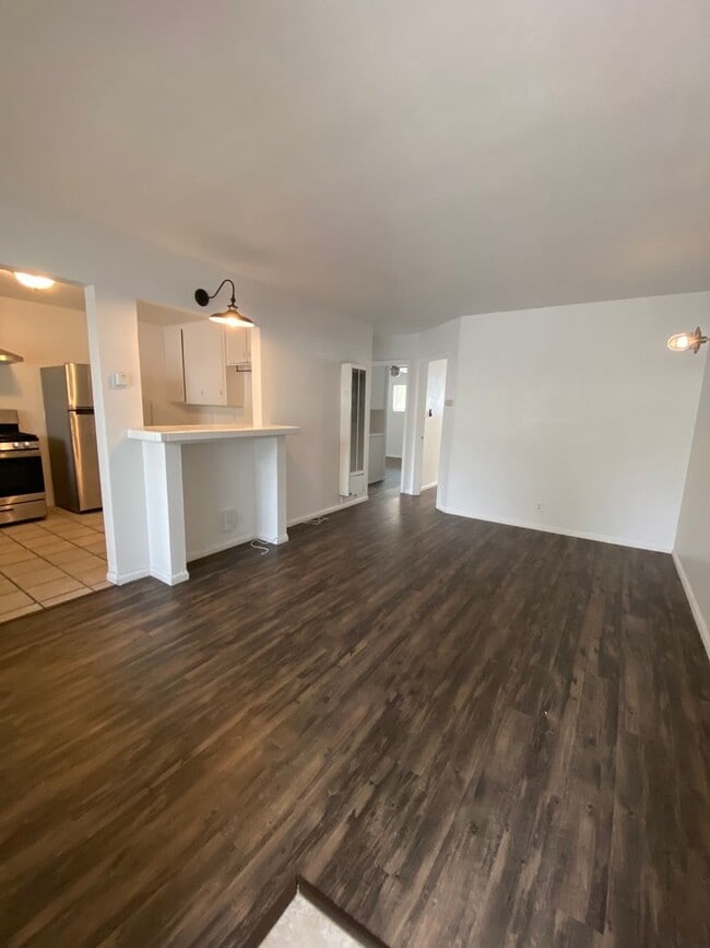 Building Photo - Cozy 2-Bedroom Apartment Just Steps from the Ocean Bluffs! Unit 4935
