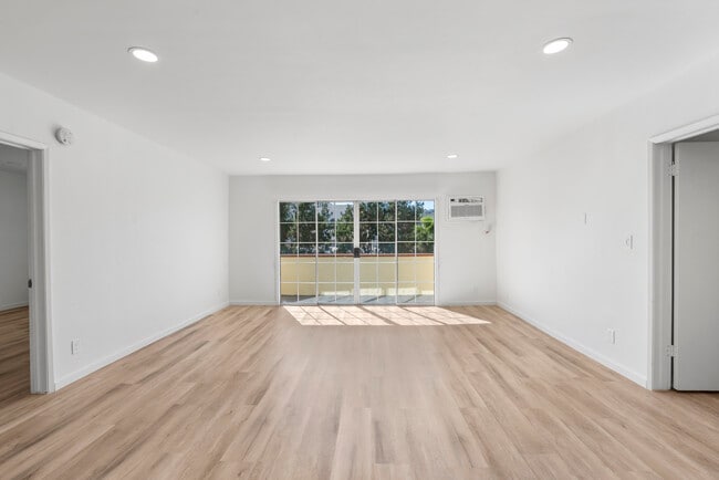 Photo - Willis Apartments