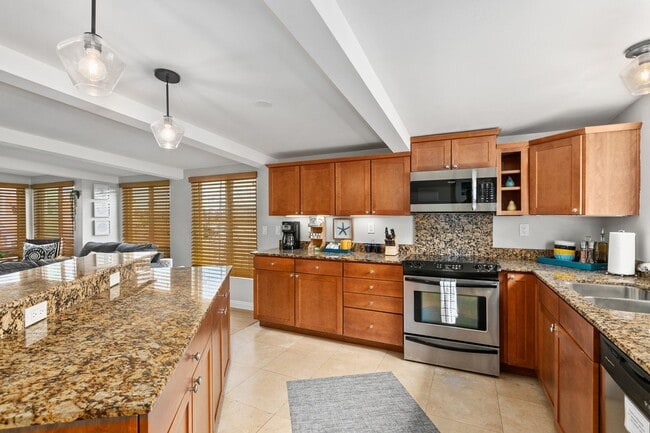 Building Photo - 3 bed 2.5 bath in the Heart of Mission Beach