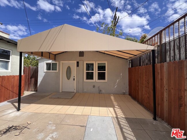 Building Photo - 946 S Lucerne Blvd