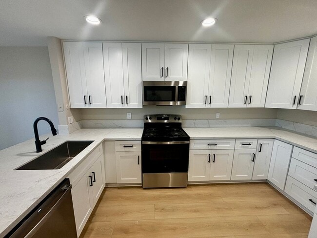 Building Photo - Remodeled 3 bed 2 bath townhome in Friars ...
