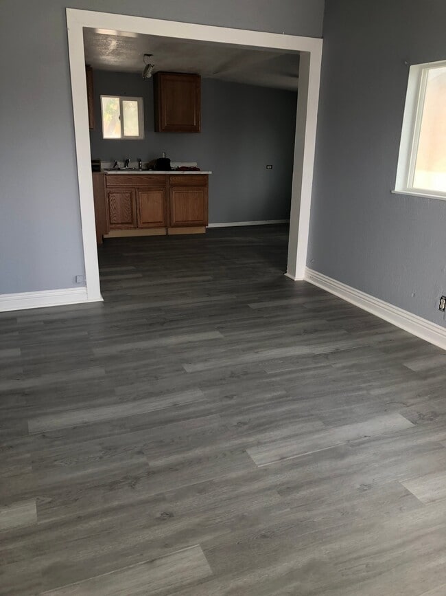 Photo - 435 E 5th St