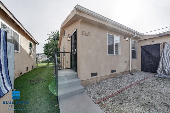 Photo - 2724-2724 Lanfranco St