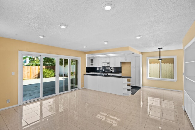 Photo - 18123 Delano St