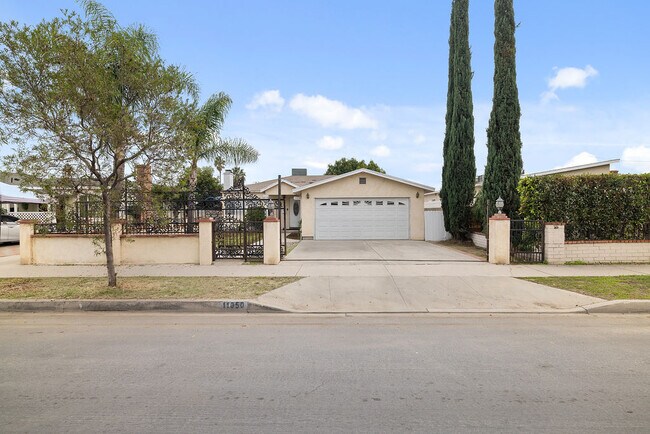 Building Photo - 11050 Keswick St