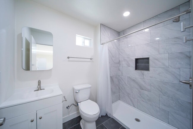 Photo - 206 W Broadbent Dr