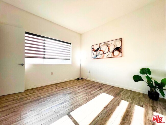 Building Photo - 1229 S Kingsley Dr Rental