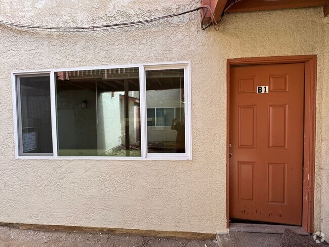 Building Photo - 118 W Boone St Rental