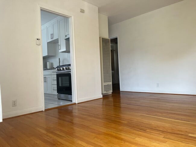 Building Photo - 2011 Ocean Park Blvd Unit Apt C