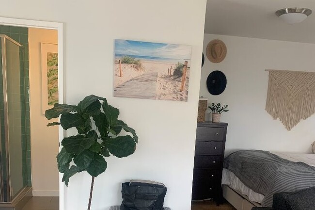 furniture not included - 206 28th St Unit 1