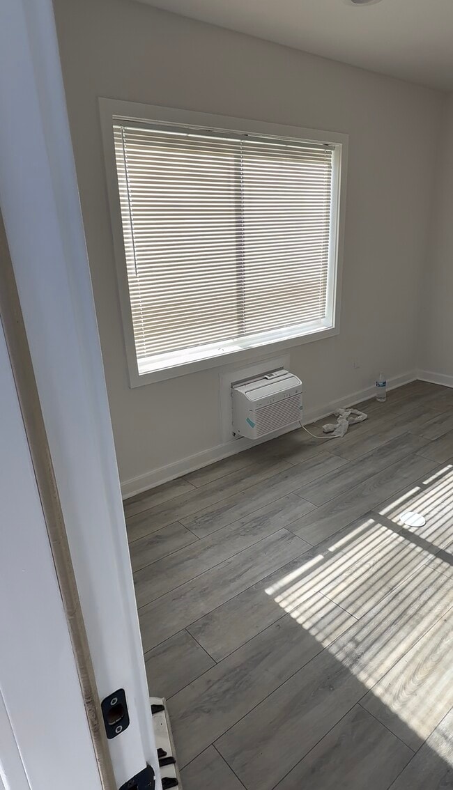 Building Photo - 1341 E 59th Pl