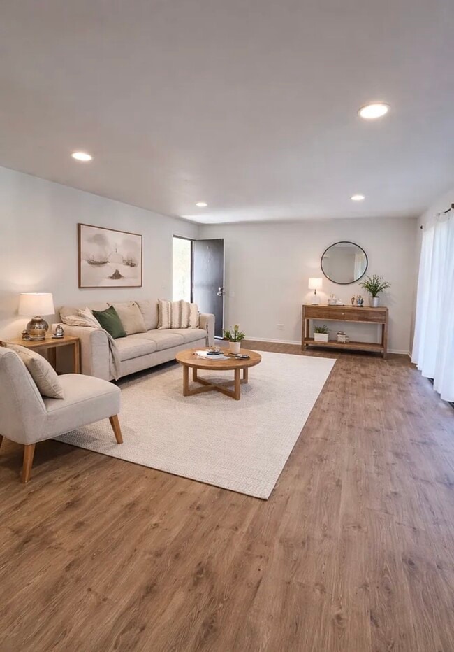 Building Photo - 1676 Maple Ave Unit 27