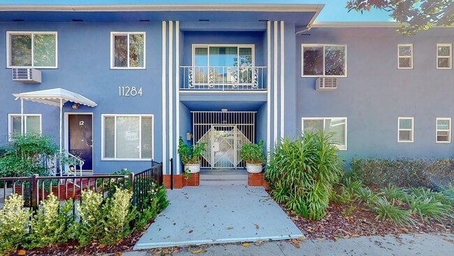 Building Photo - 11284 Montana Avenue