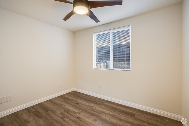 Building Photo - 2439 S Burnside Ave Unit 2439 Rental