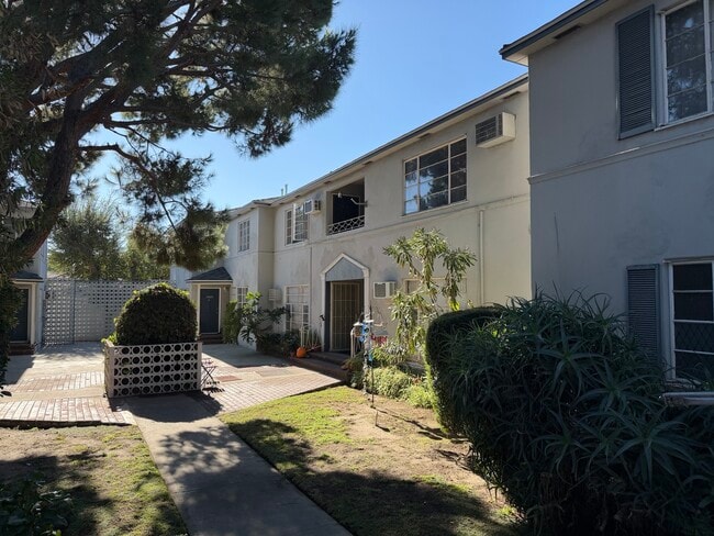 Building Photo - 11622 1/2 Chandler Blvd