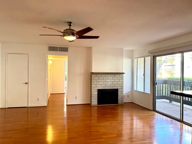Living room - 11112 Summertime Ln Unit Summertime Lane