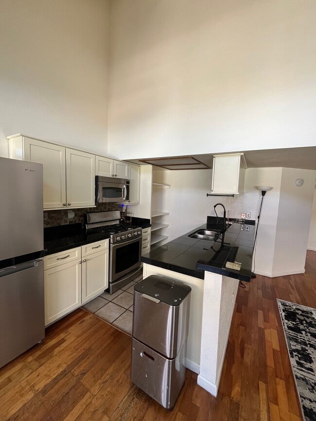 Building Photo - 15946 Vanowen St Unit #207