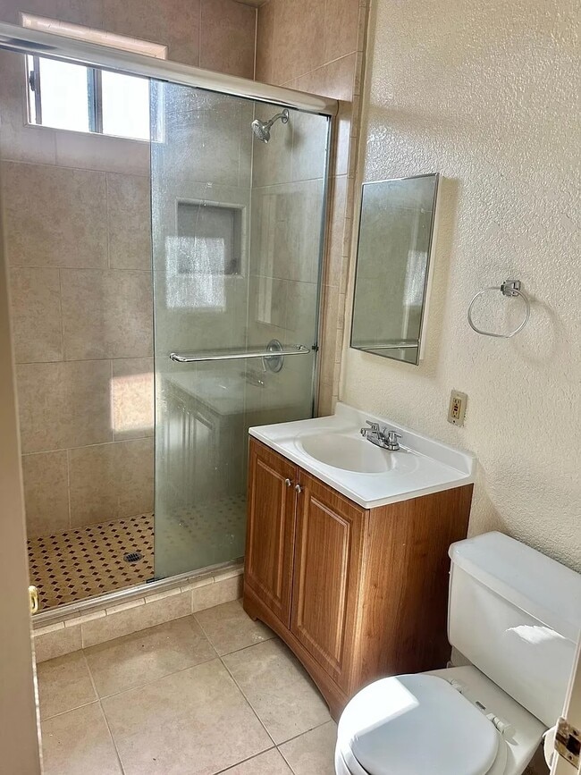Bathroom - 630 N Spaulding Ave Unit 632.5