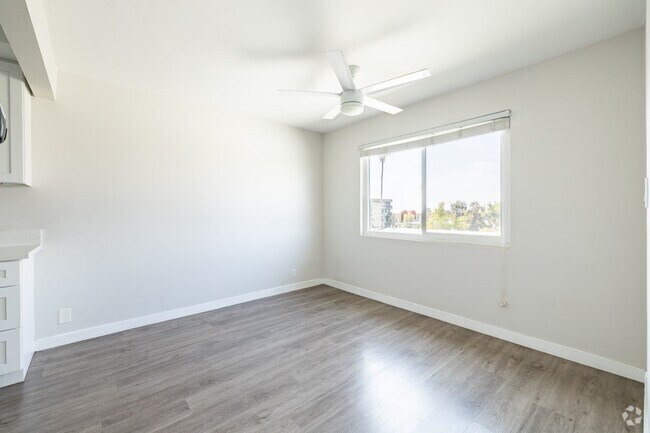 1BR, 1BA - 927SF - Dining Room - Martel Royale