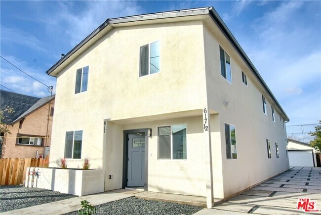 Building Photo - 617 W 54th St Rental