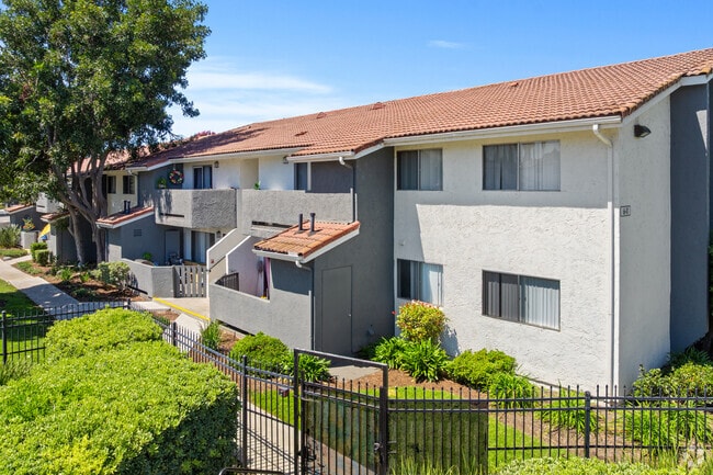 Las Ventanas Row of Homes - Las Ventanas Apartments