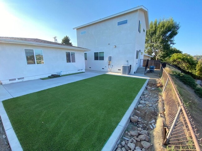 Building Photo - Newer Build, 4BD/2BA