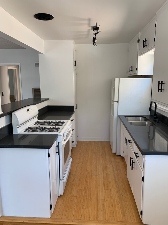 KITCHEN - 1047 E 1st St Unit #7 Mayfair House