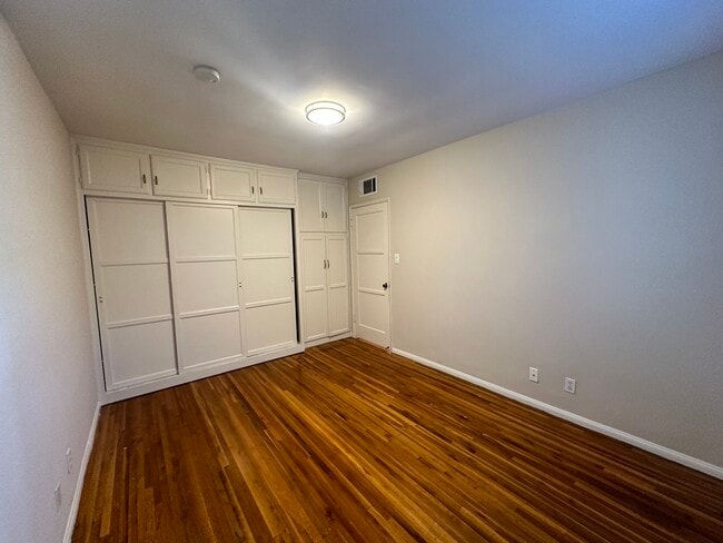 Photo - Dickens Court Apartments