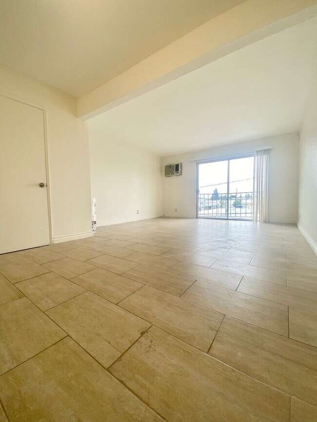 Photo - 16046 Wyandotte St Unit 6