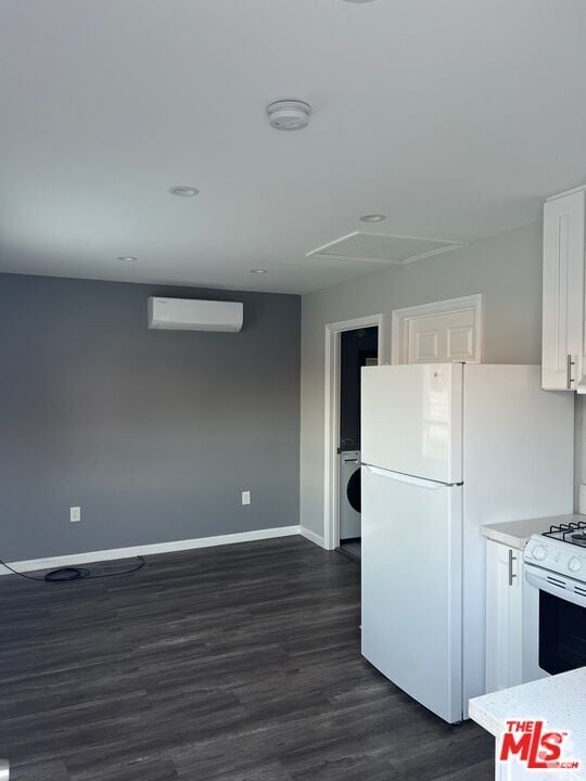 Building Photo - 17805 Lanark St Rental