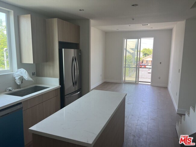 Photo - 1228 S Berendo St