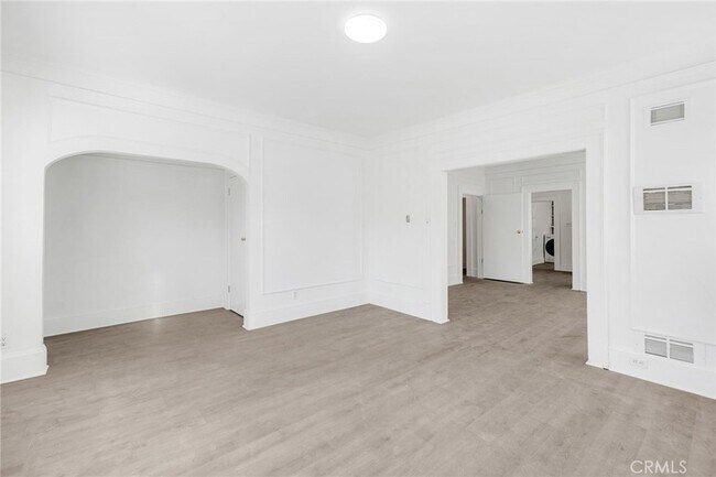 Photo - 548 N Kenmore Ave