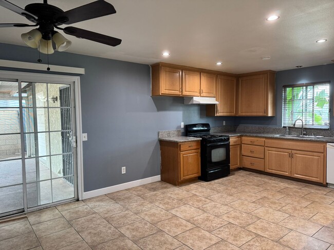 Cozy 3-Bedroom Home with Spacious Backyard... - Cozy 3-Bedroom Home with Spacious Backyard...
