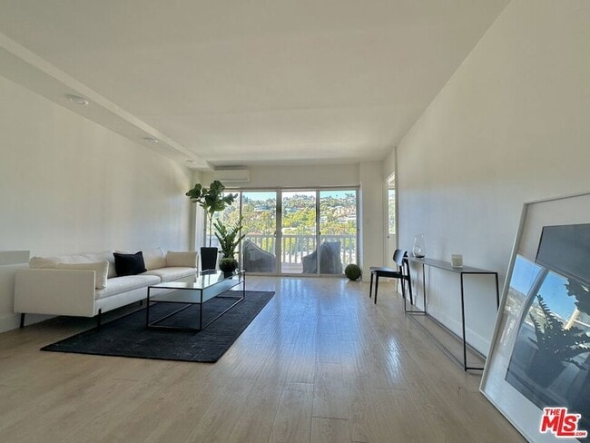 Building Photo - 999 N Doheny Dr Unit 904