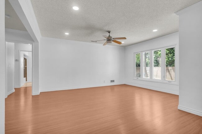 Photo - 1833 Lees Ave
