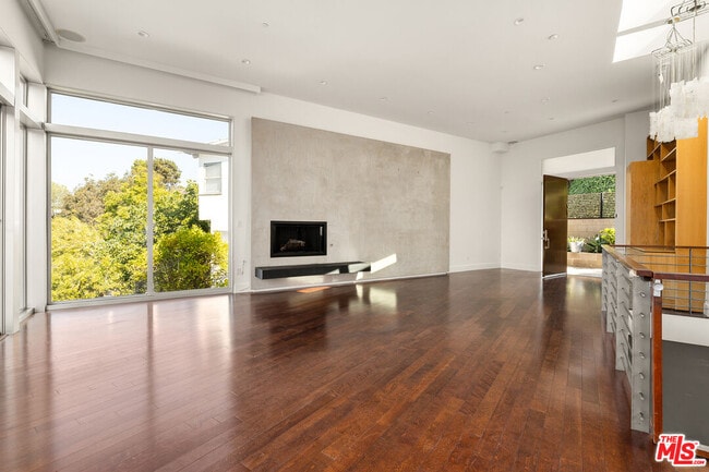 Photo - 3255 Fernwood Ave