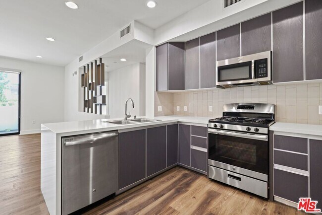 Photo - 1319 N Martel Ave Unit 205