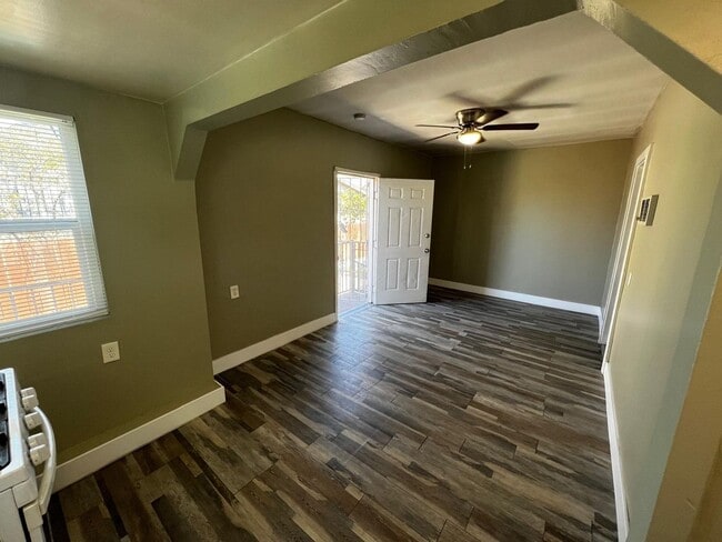 Photo - 1 Bedroom House With Yard and Private Laundry