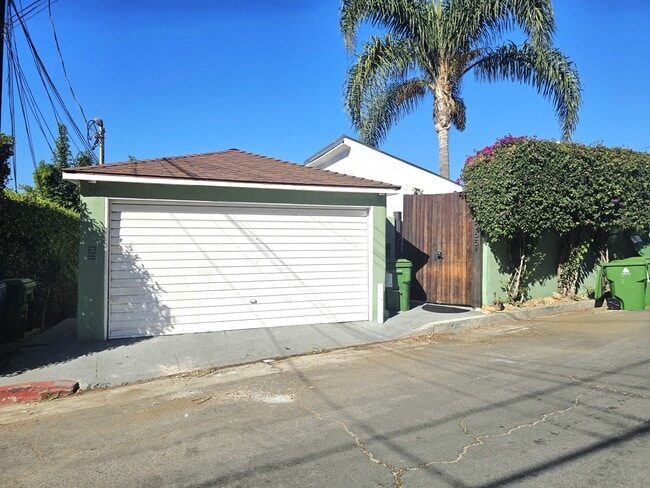 Photo - 2065 Ivar Ave