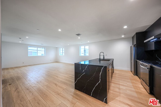 Photo - 1525 S Carmelina Ave Unit 1527